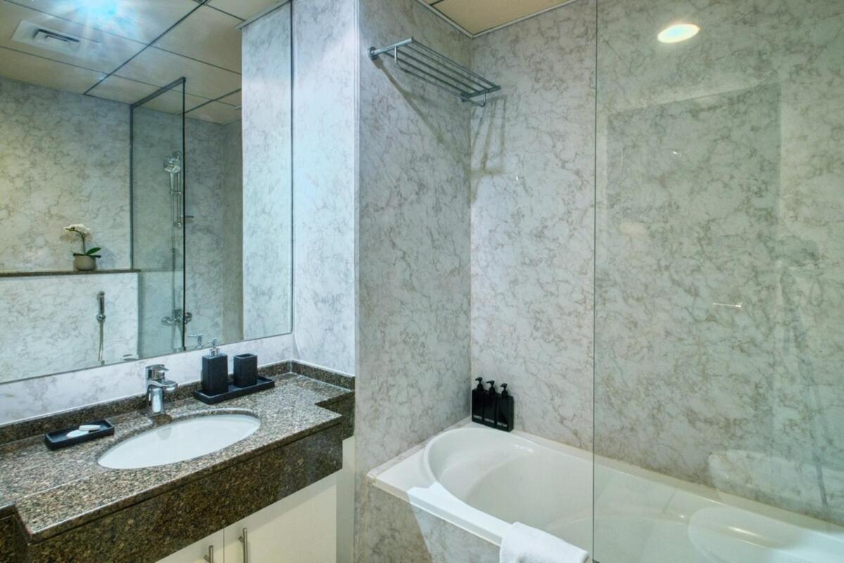 Waterfront Marina Views Sleeps 4 Near & Mall Dubai