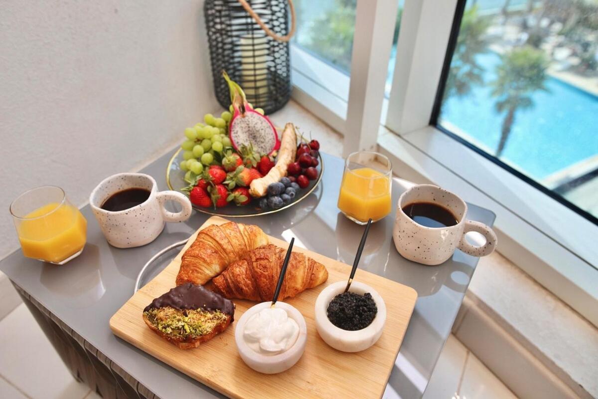Your Stylish Getaway Near The Iconic Burj Khalifa Apartment *