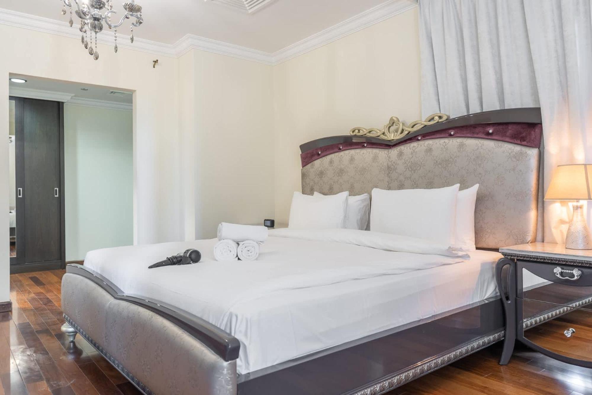 5 Bedroom Flat In Jbr Near The And Sleeps 9 *