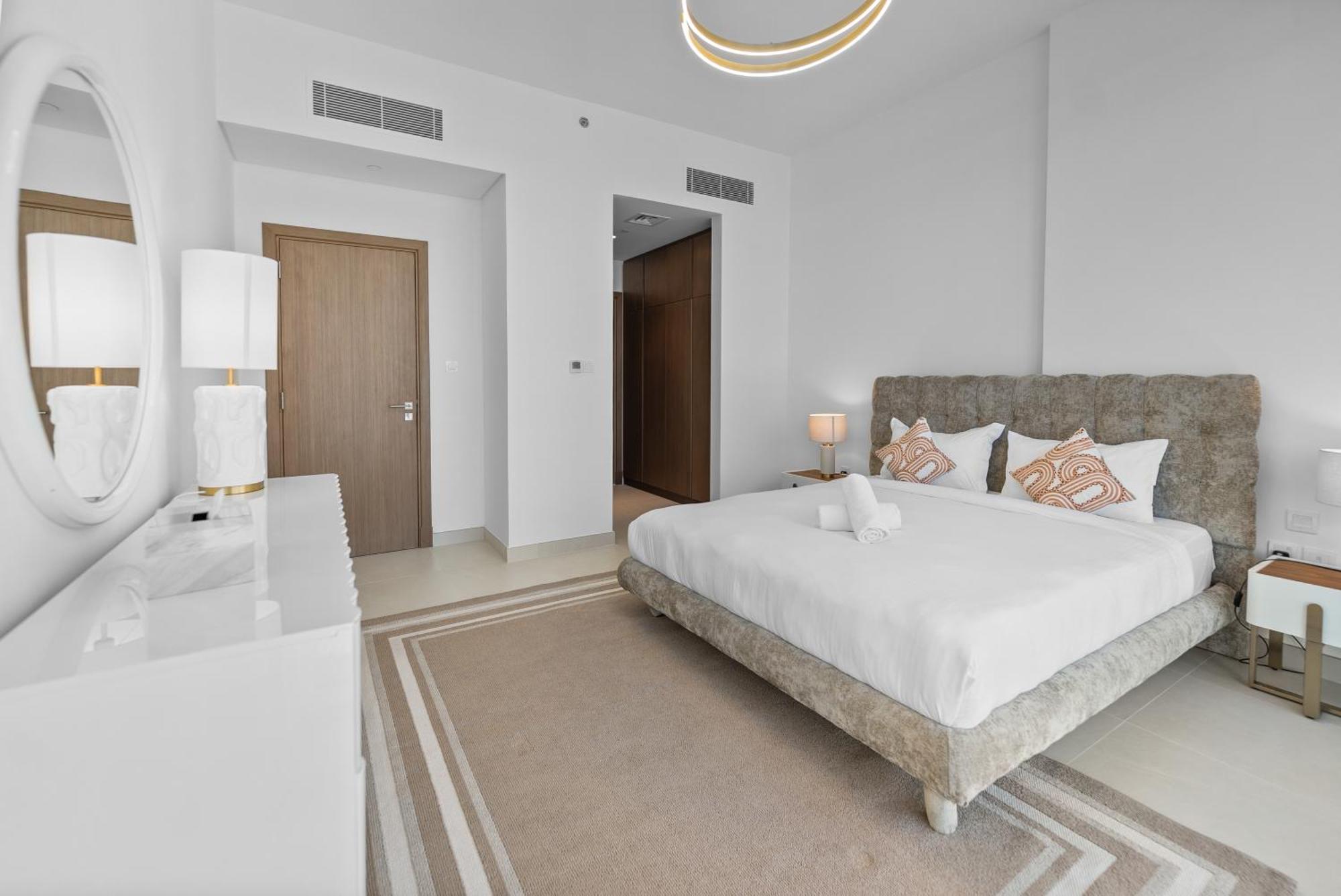 Magnificent - New 1br In Canal Front Residences *