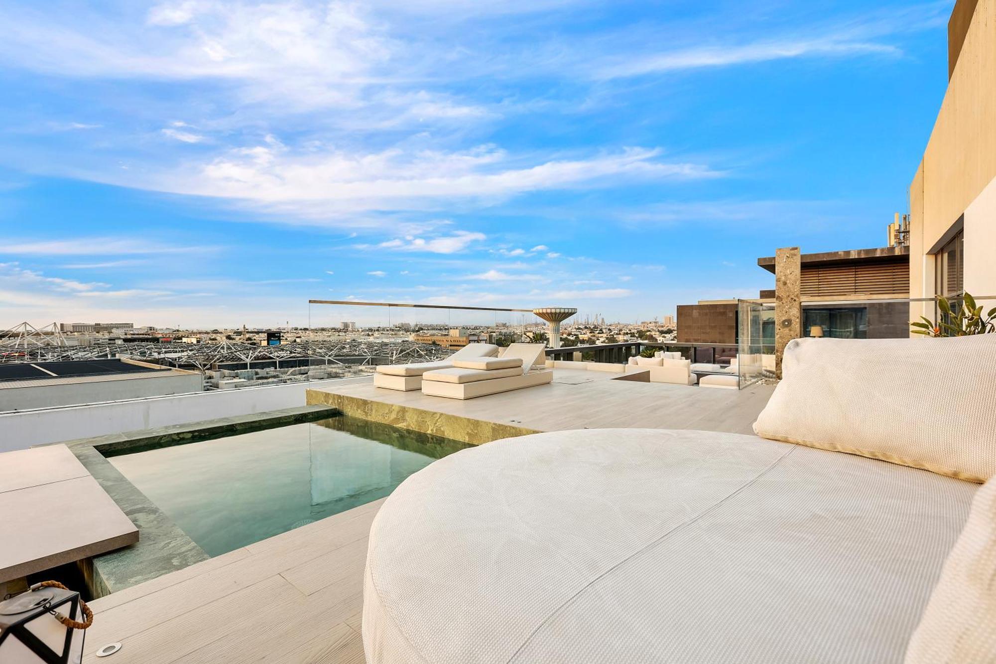 First Class Penthouse Elegance Meets Luxury Apartment *