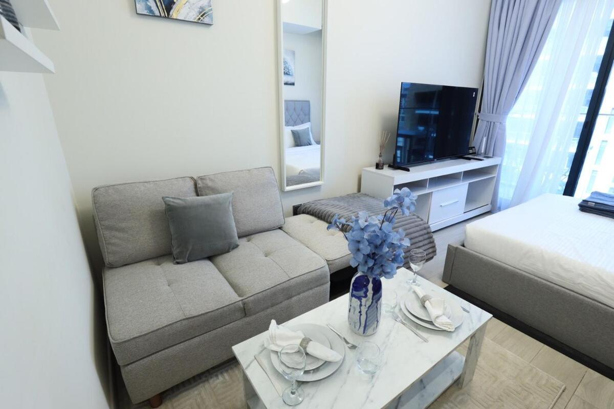 Lovely In Azizi Riviera Apartment