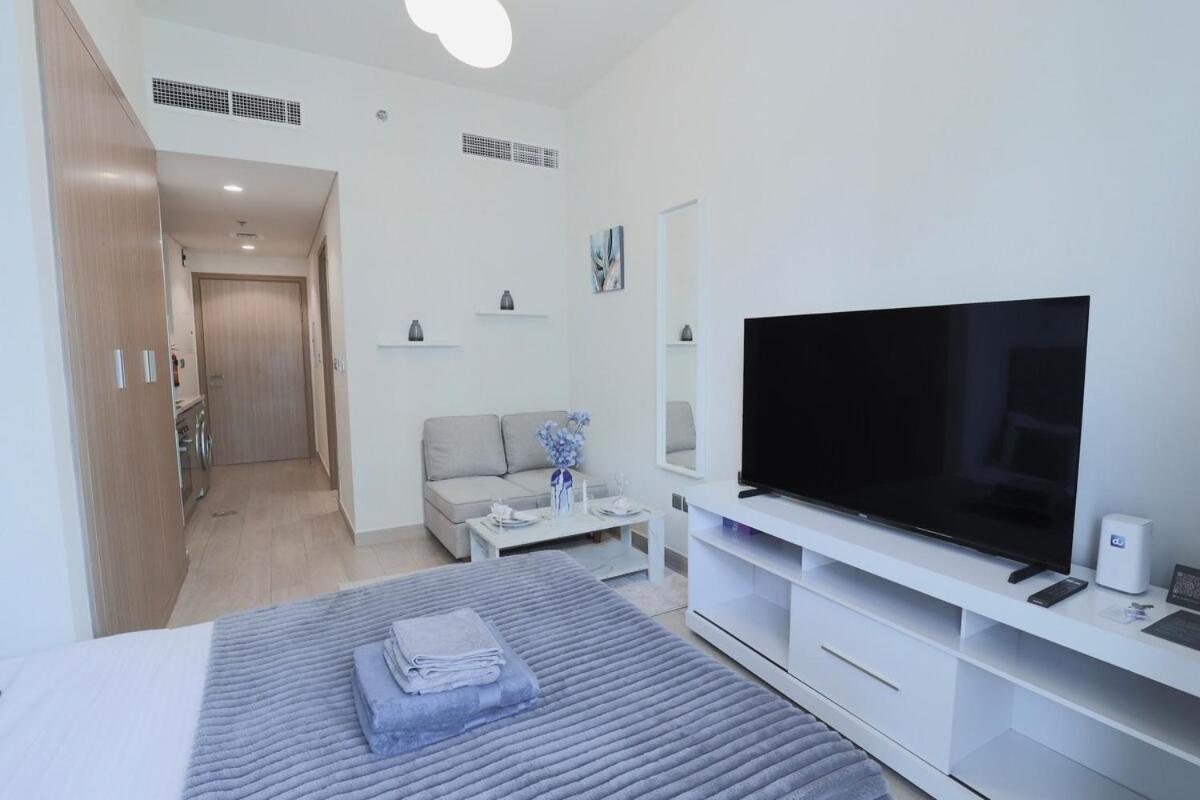 Apartment Lovely In Azizi Riviera Dubai