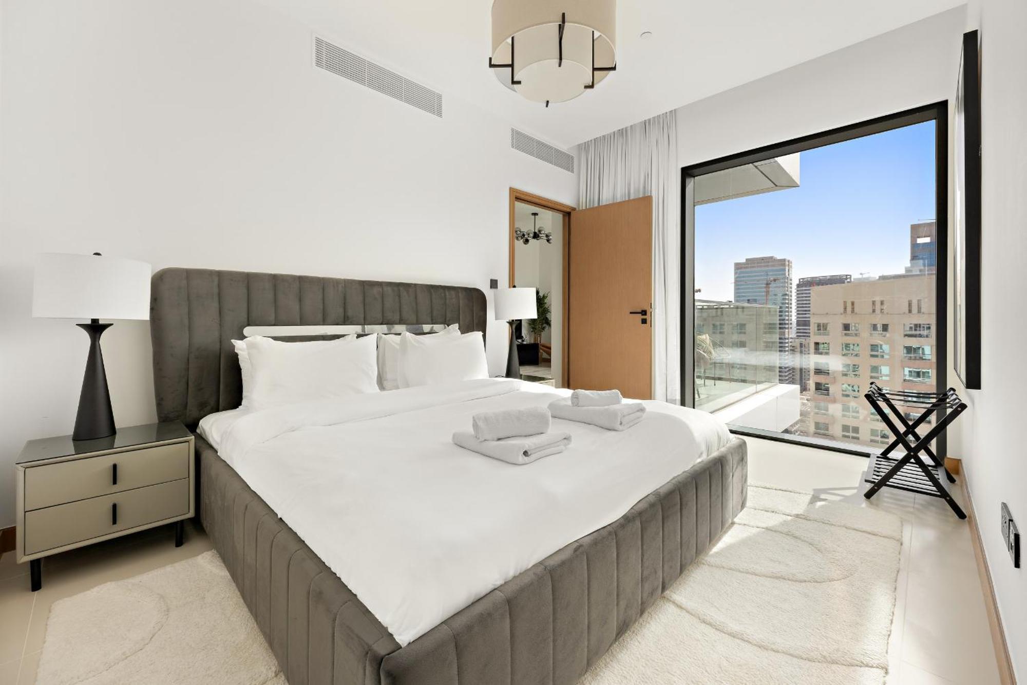 Vayk - Sleek & Stylish 1br In Vida Marina Dubai