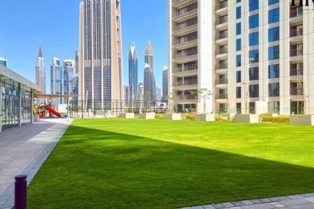 Stunning 2 Bed In Downtown Views * Dubai