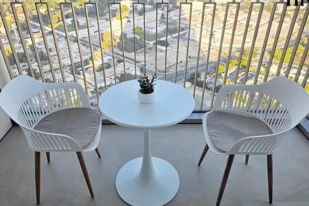 Stunning 2 Bed In Downtown Views *