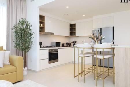 Stunning 2 Bed In Downtown Views *