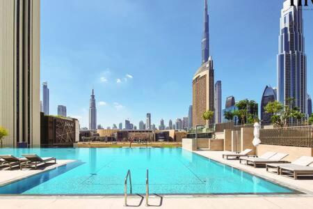 Stunning 2 Bed In Downtown Views * Dubai