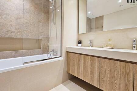 Stunning 2 Bed In Downtown Views Apartment *