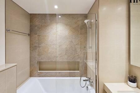 Stunning 2 Bed In Downtown Views Apartment