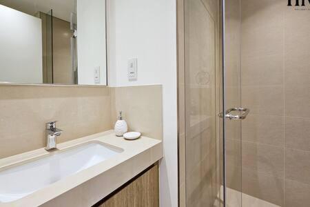 Stunning 2 Bed In Downtown Views Dubai