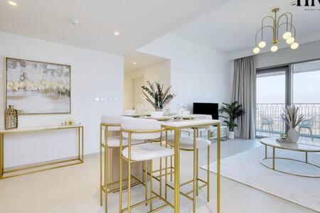 Stunning 2 Bed In Downtown Views Apartment *
