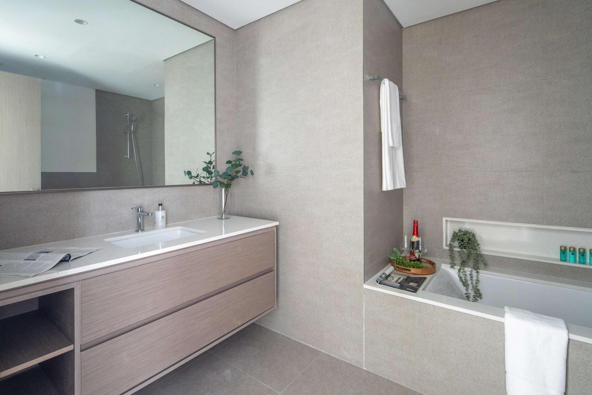 Frank Porter - Grande Signature Apartment Dubai