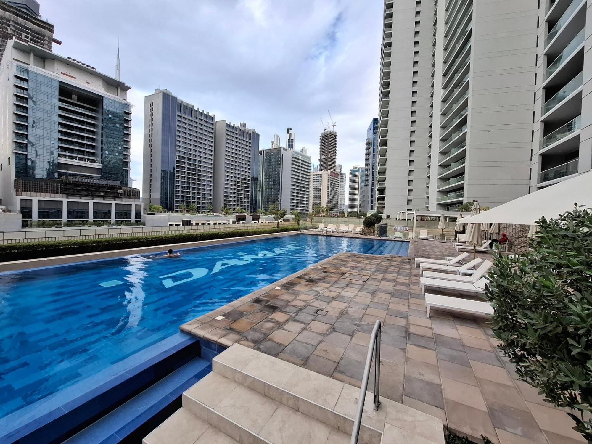 Burj View - Chic 2br - 5min Mall Canal Apartment Dubai