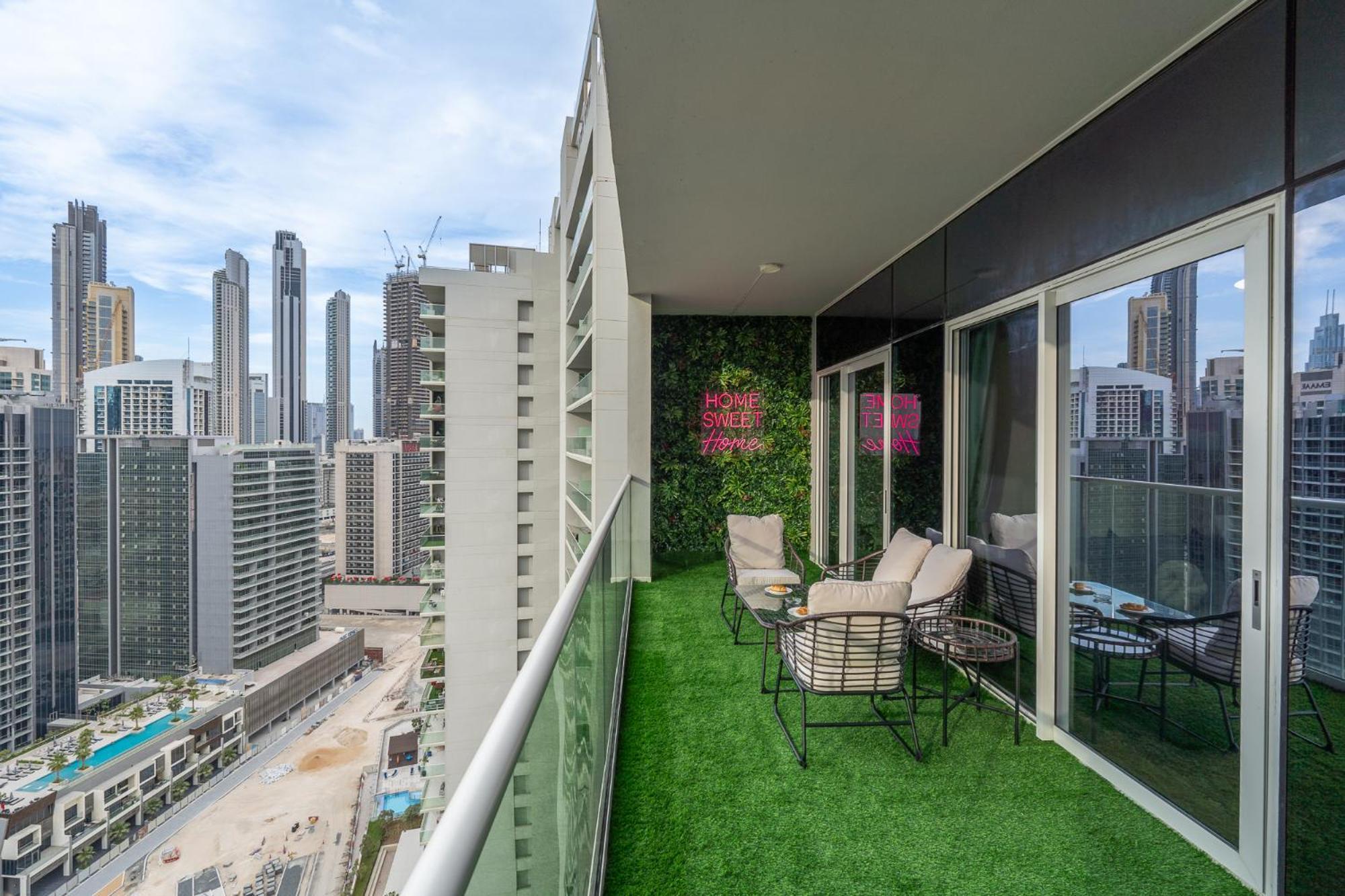 Burj View - Chic 2br - 5min Mall Canal *