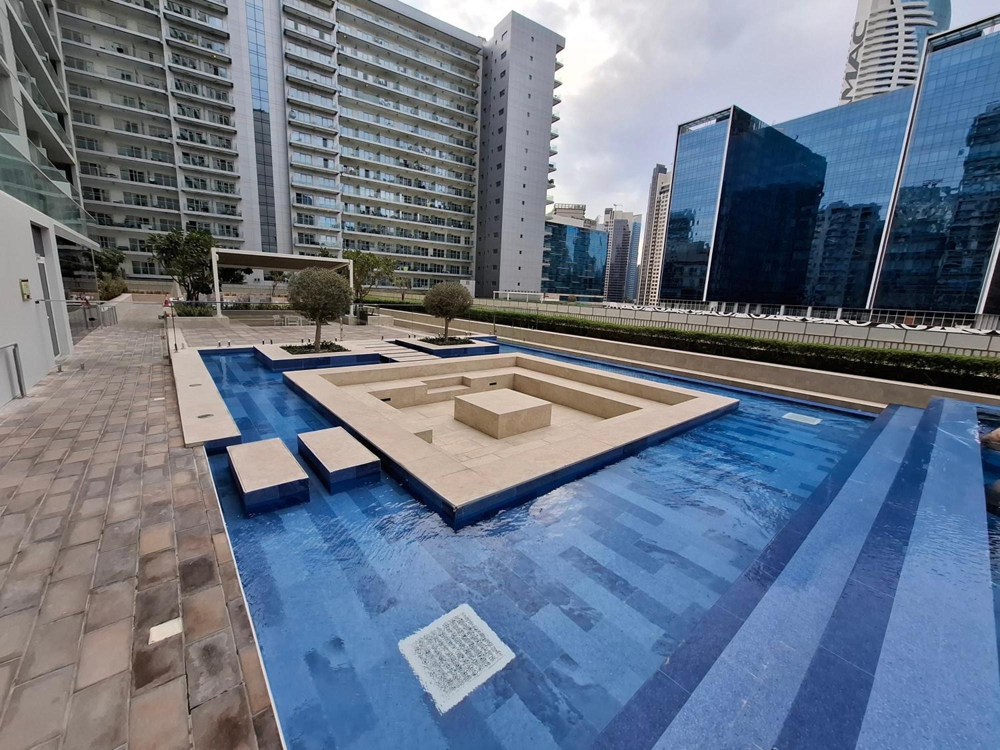 Burj View - Chic 2br - 5min Mall Canal Dubai