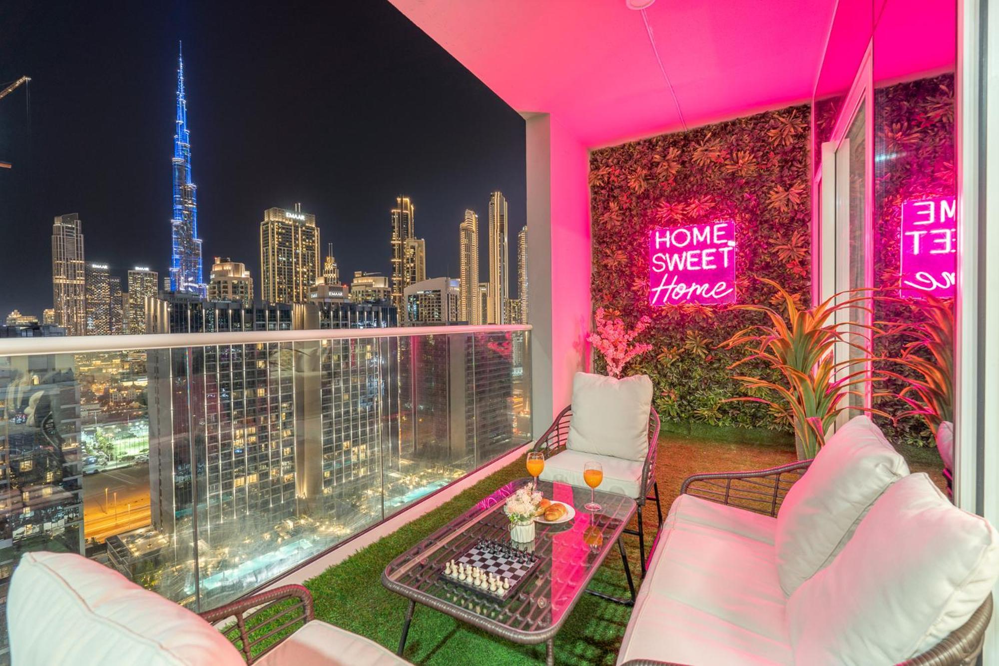 Burj View - Chic 2br - 5min Mall Canal Apartment