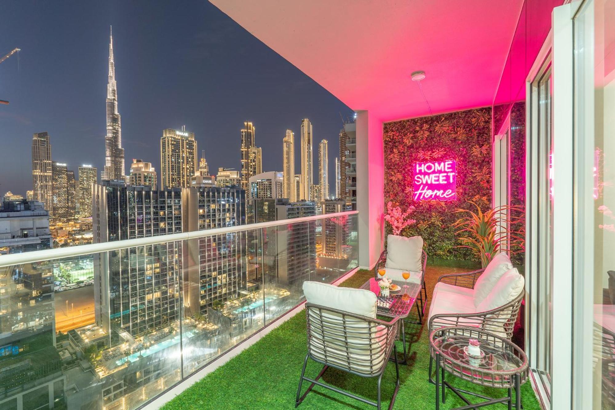 Burj View - Chic 2br - 5min Mall Canal Apartment *