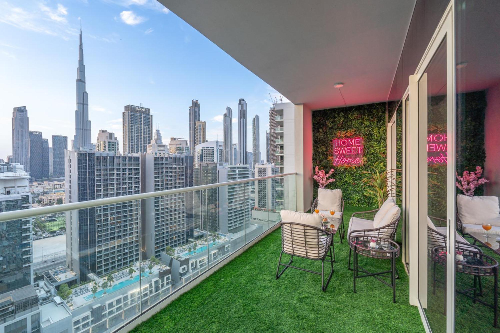 Burj View - Chic 2br - 5min Mall Canal Apartment Dubai