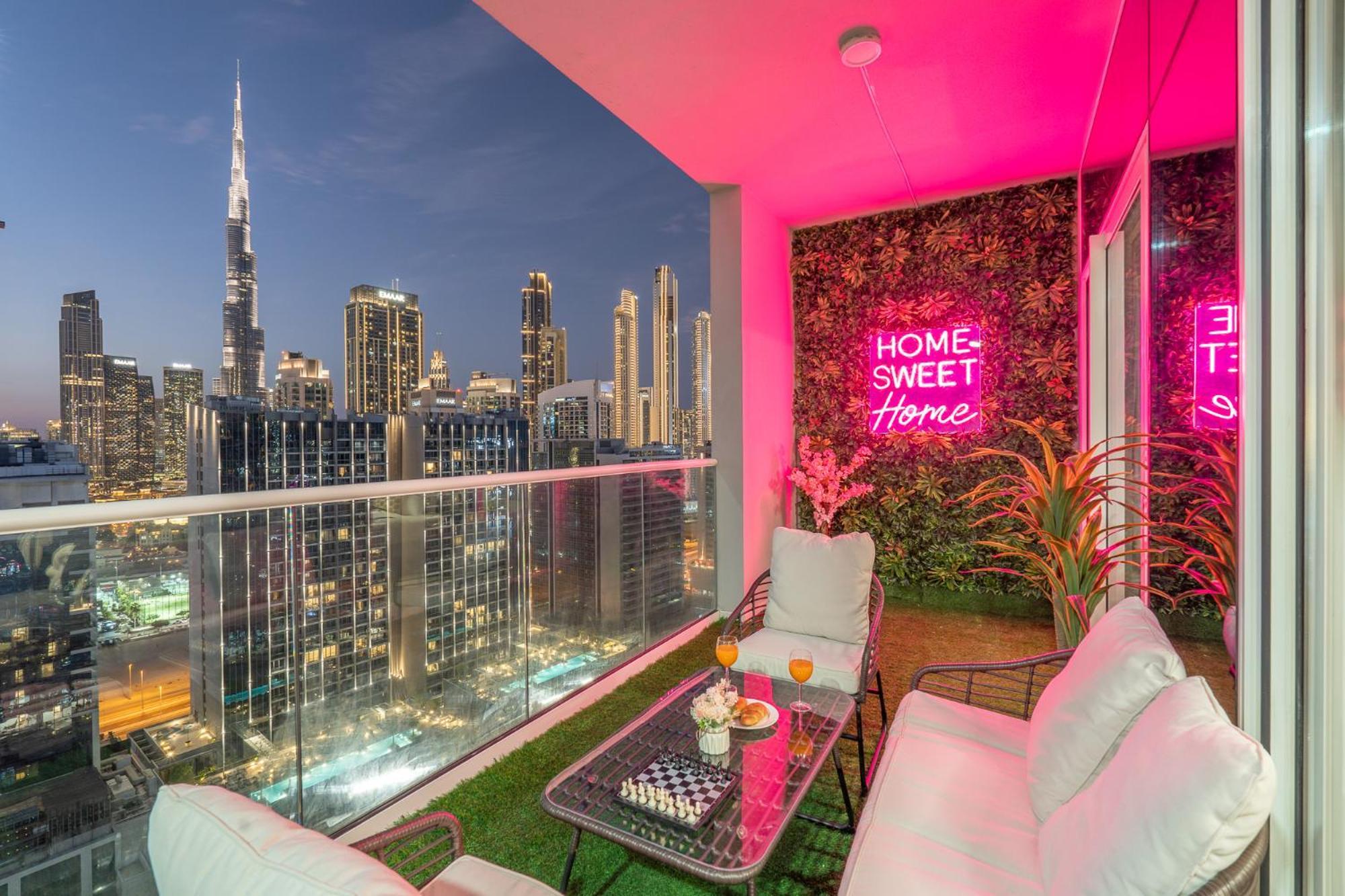 Burj View - Chic 2br - 5min Mall Canal *