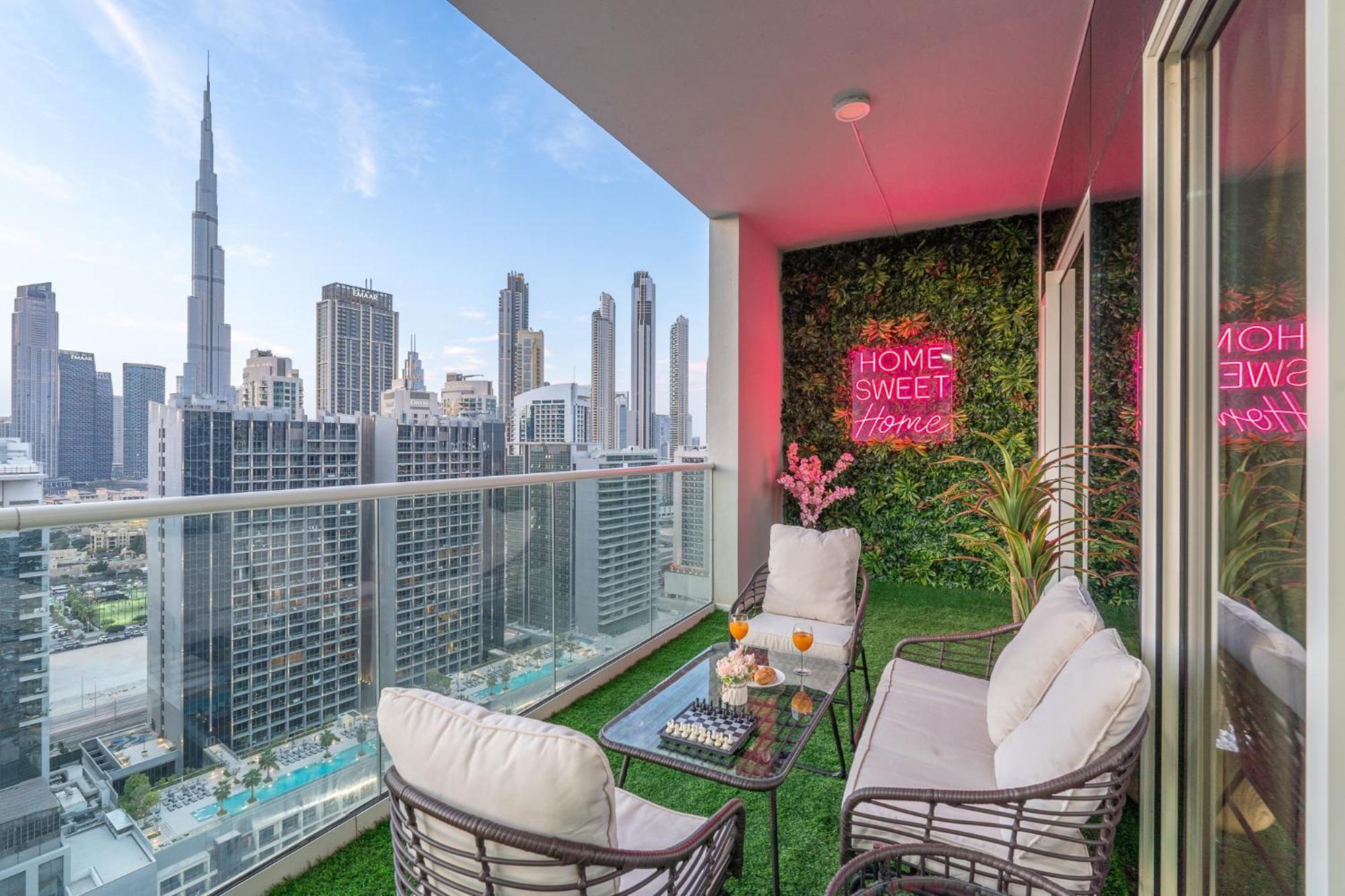 Burj View - Chic 2br - 5min Mall Canal Dubai