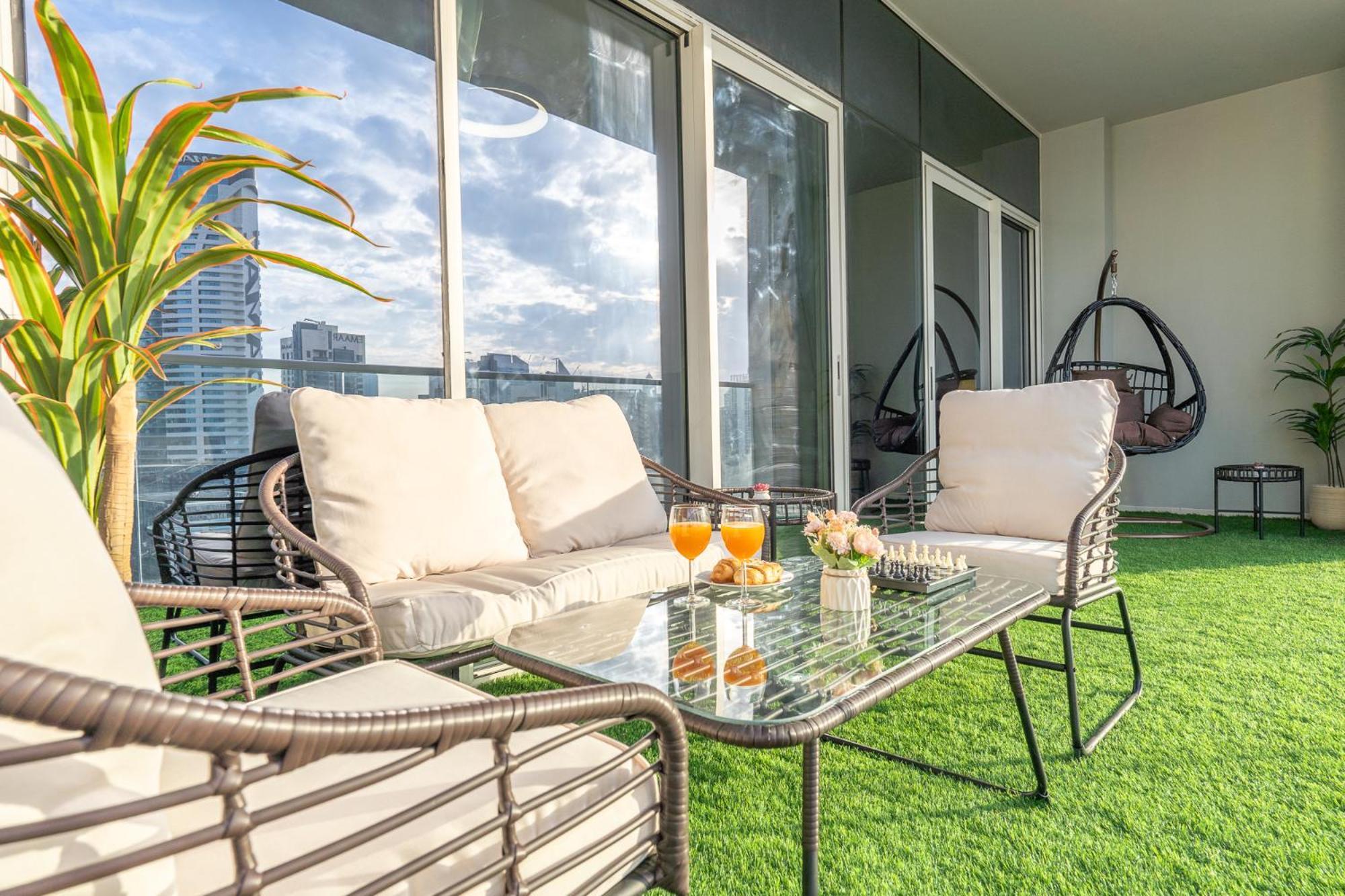 Burj View - Chic 2br - 5min Mall Canal