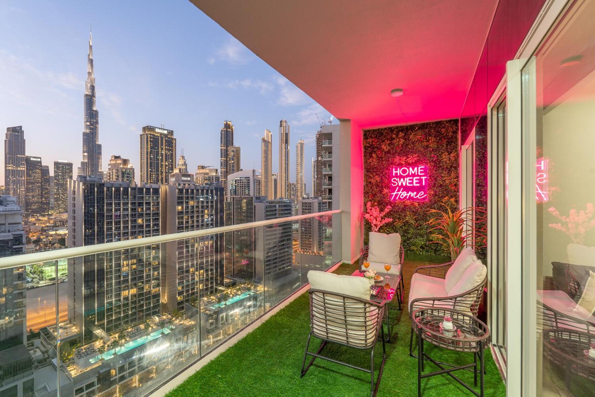 Burj View - Chic 2br - 5min Mall Canal Apartment