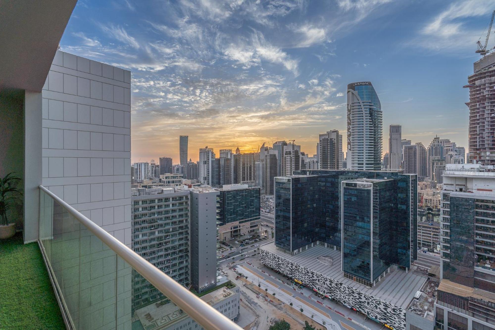Apartment Burj View - Chic 2br - 5min Mall Canal Dubai