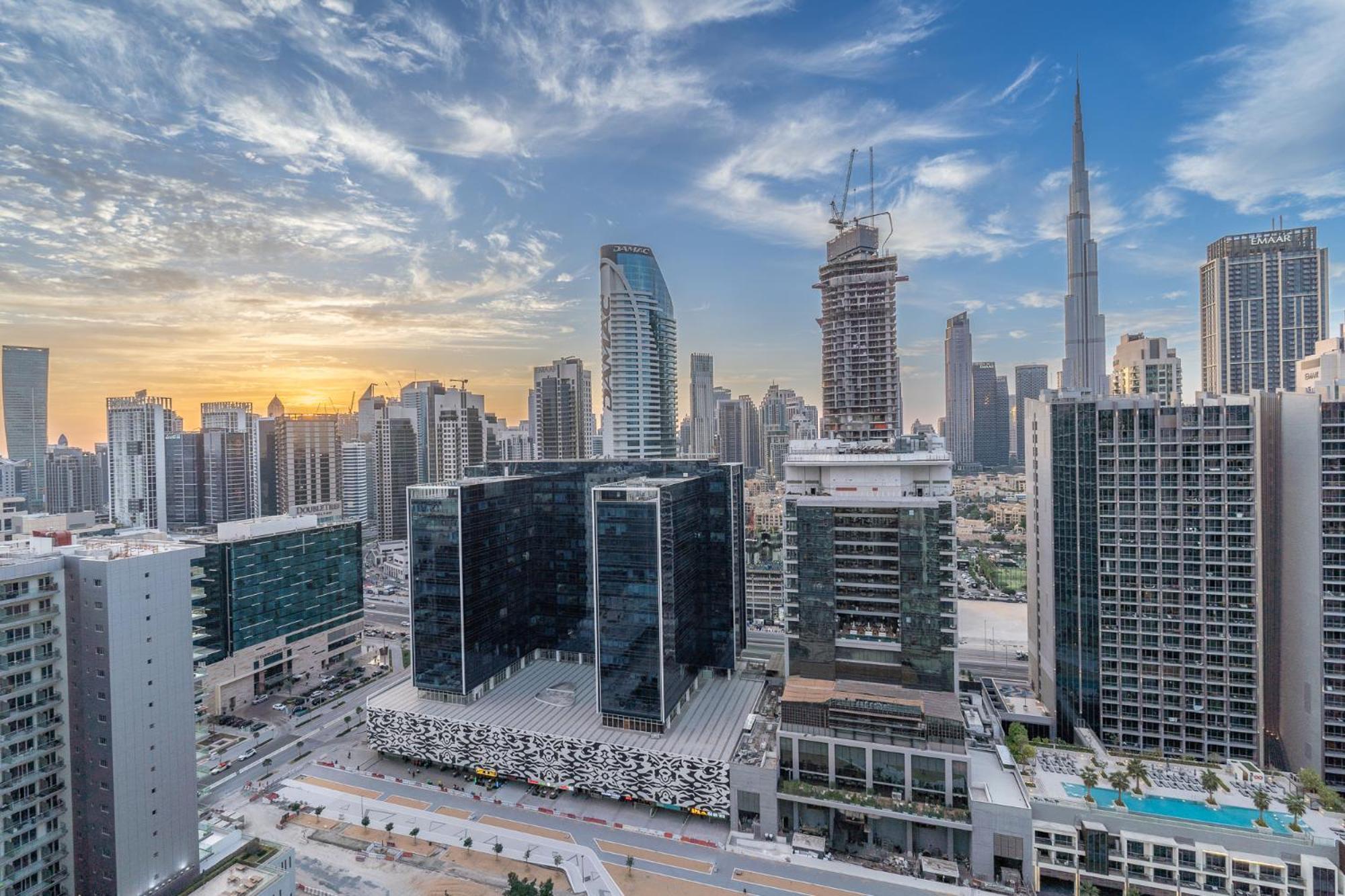 Burj View - Chic 2br - 5min Mall Canal Dubai