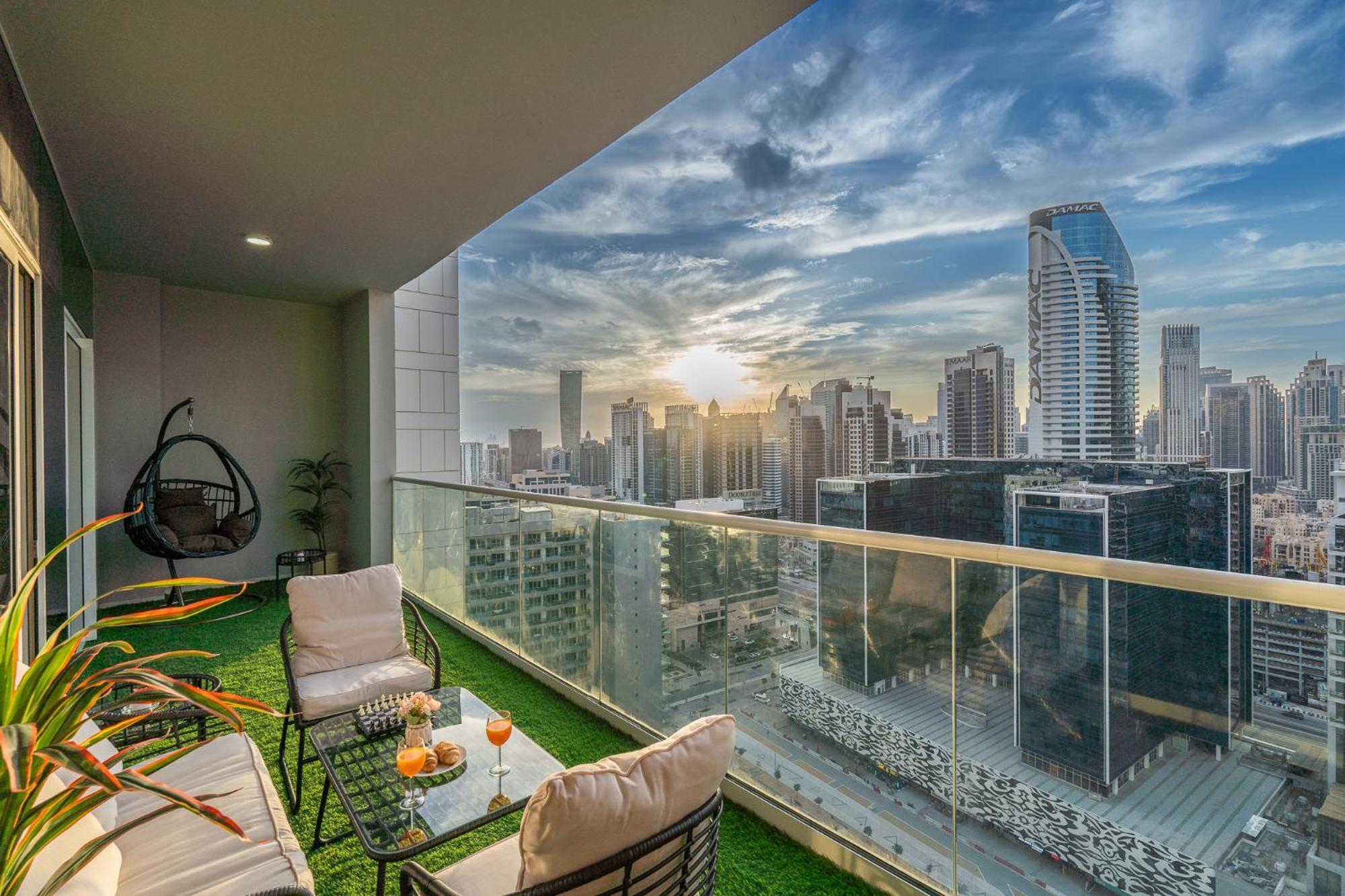 Burj View - Chic 2br - 5min Mall Canal