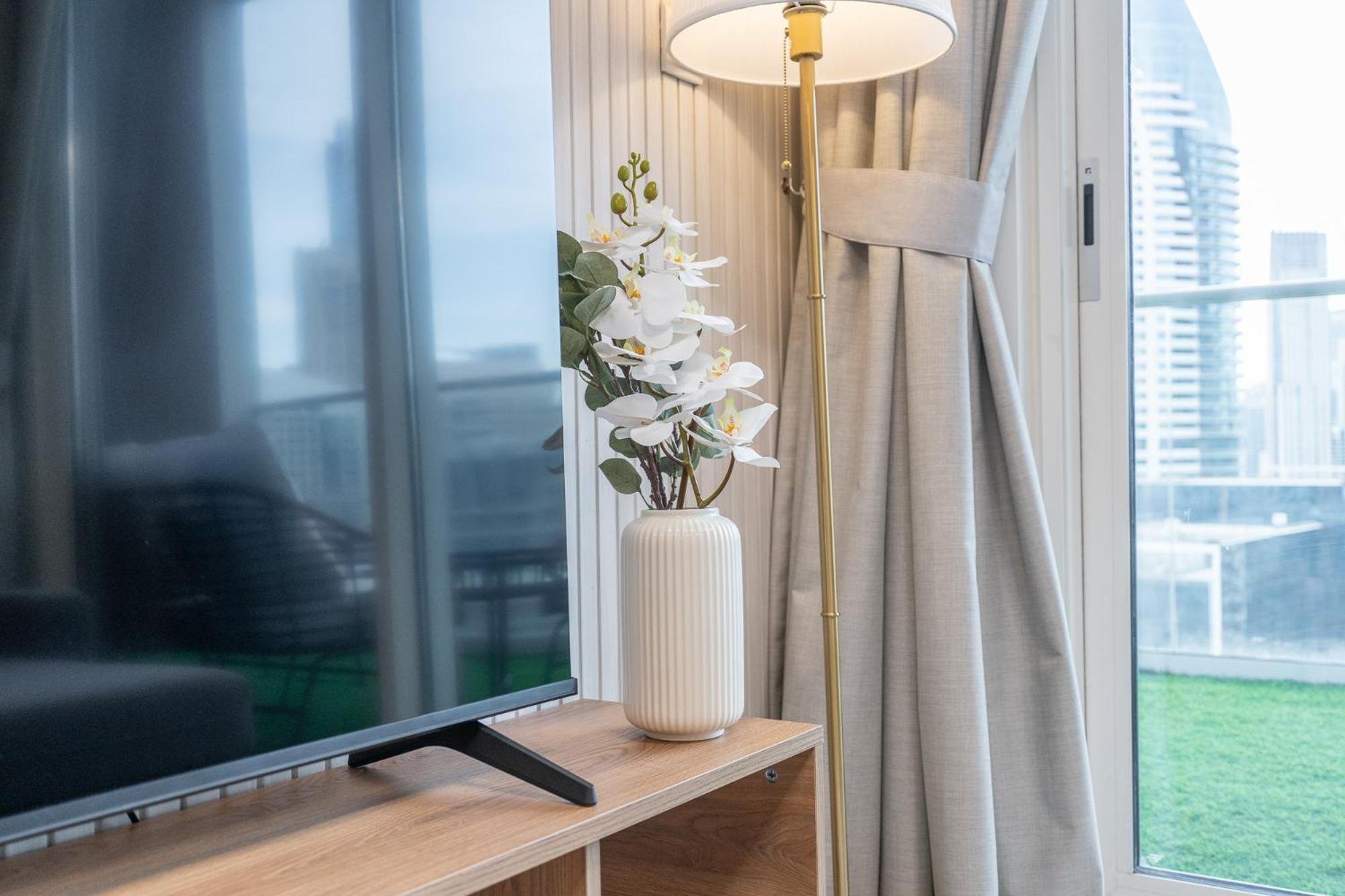Burj View - Chic 2br - 5min Mall Canal Apartment