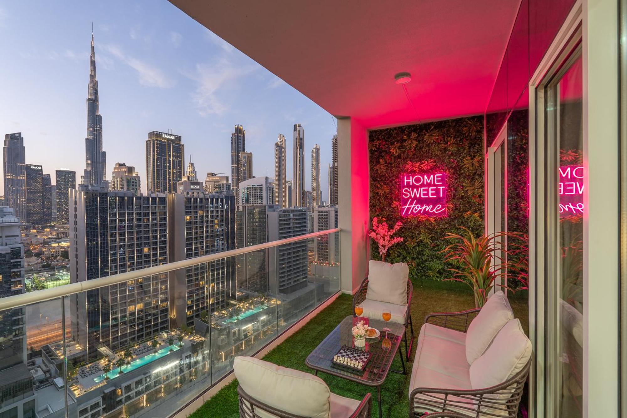 Burj View - Chic 2br - 5min Mall Canal Apartment *