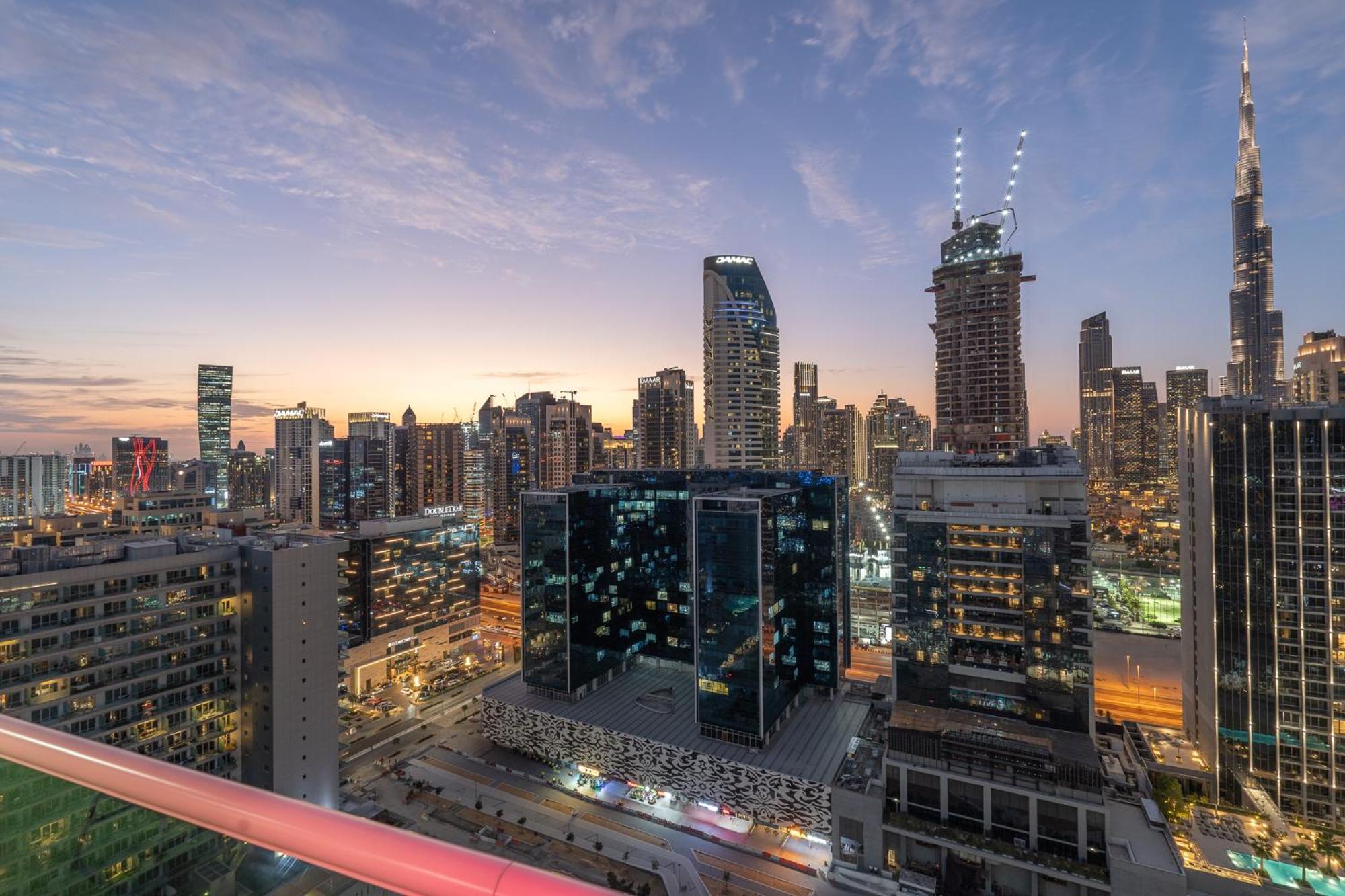 Burj View - Chic 2br - 5min Mall Canal Apartment Dubai