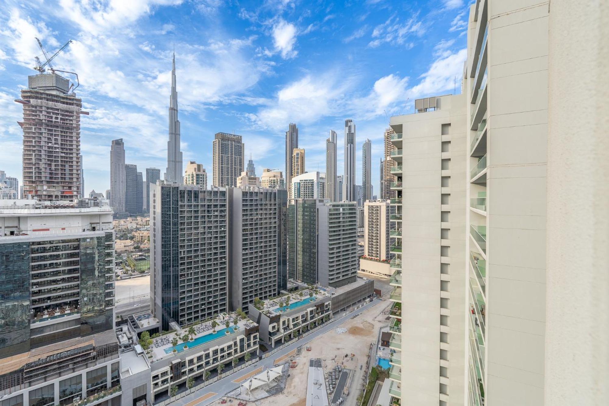 Burj View - Chic 2br - 5min Mall Canal *