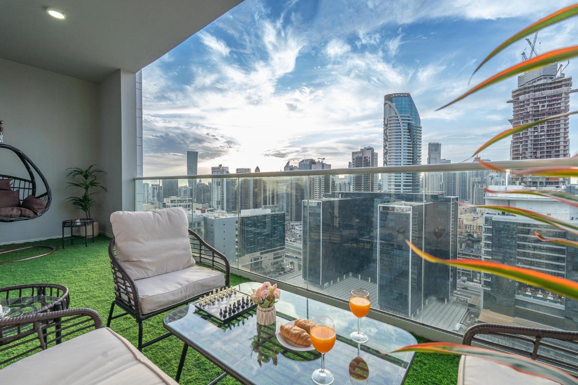 Burj View - Chic 2br - 5min Mall Canal * Dubai