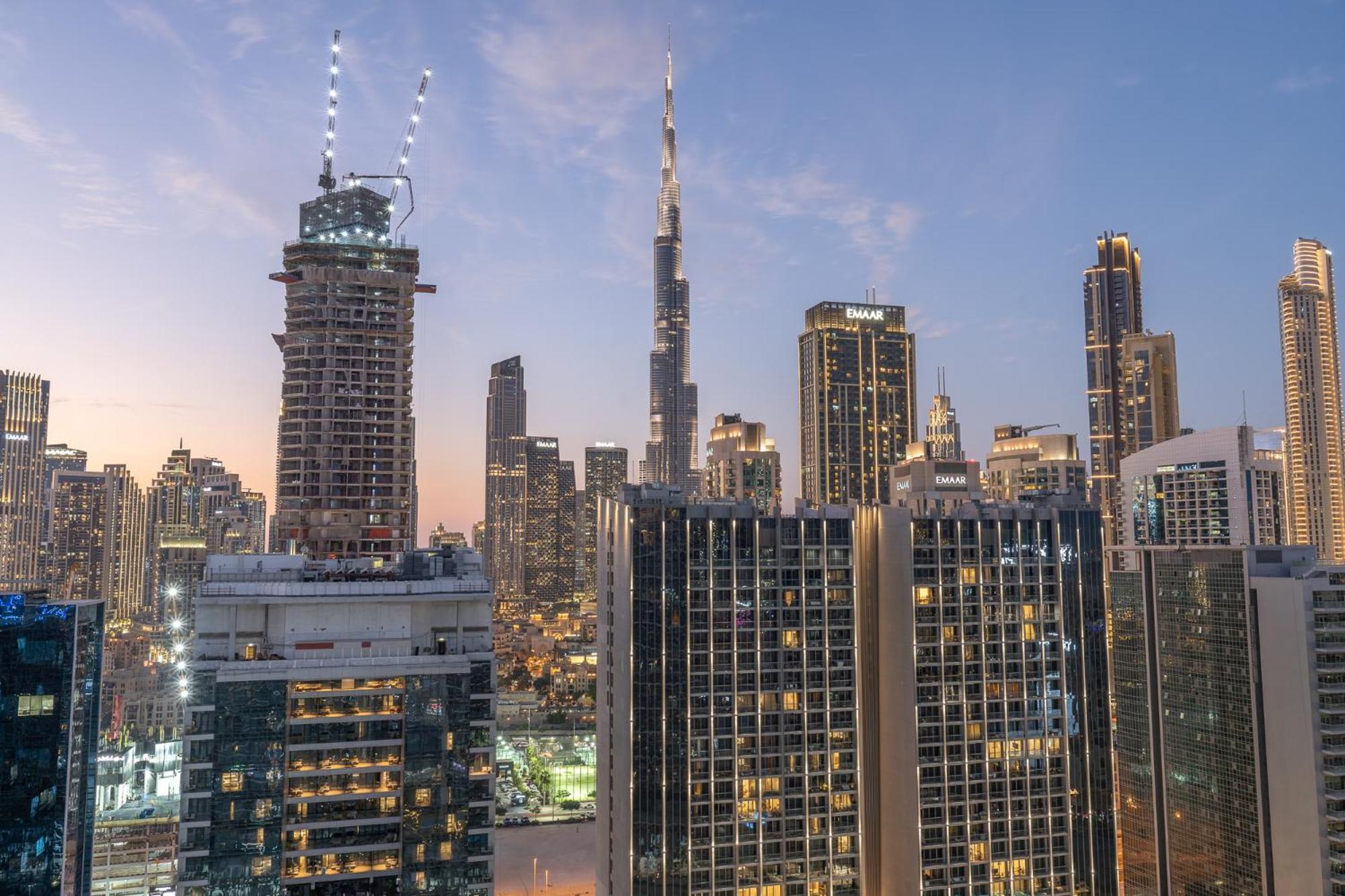 Burj View - Chic 2br - 5min Mall Canal Apartment Dubai