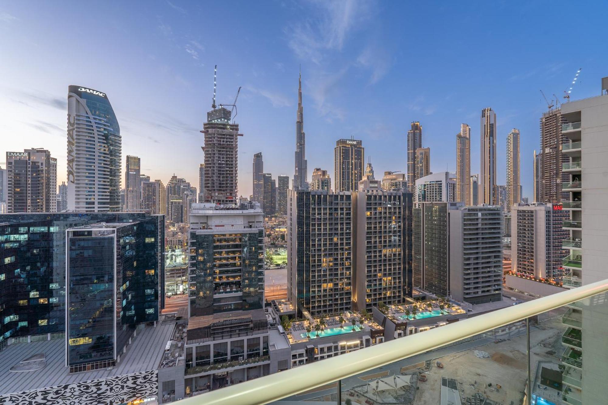 Burj View - Chic 2br - 5min Mall Canal Apartment