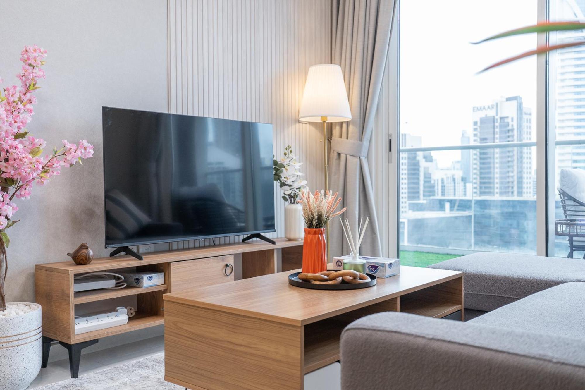 Burj View - Chic 2br - 5min Mall Canal Apartment Dubai