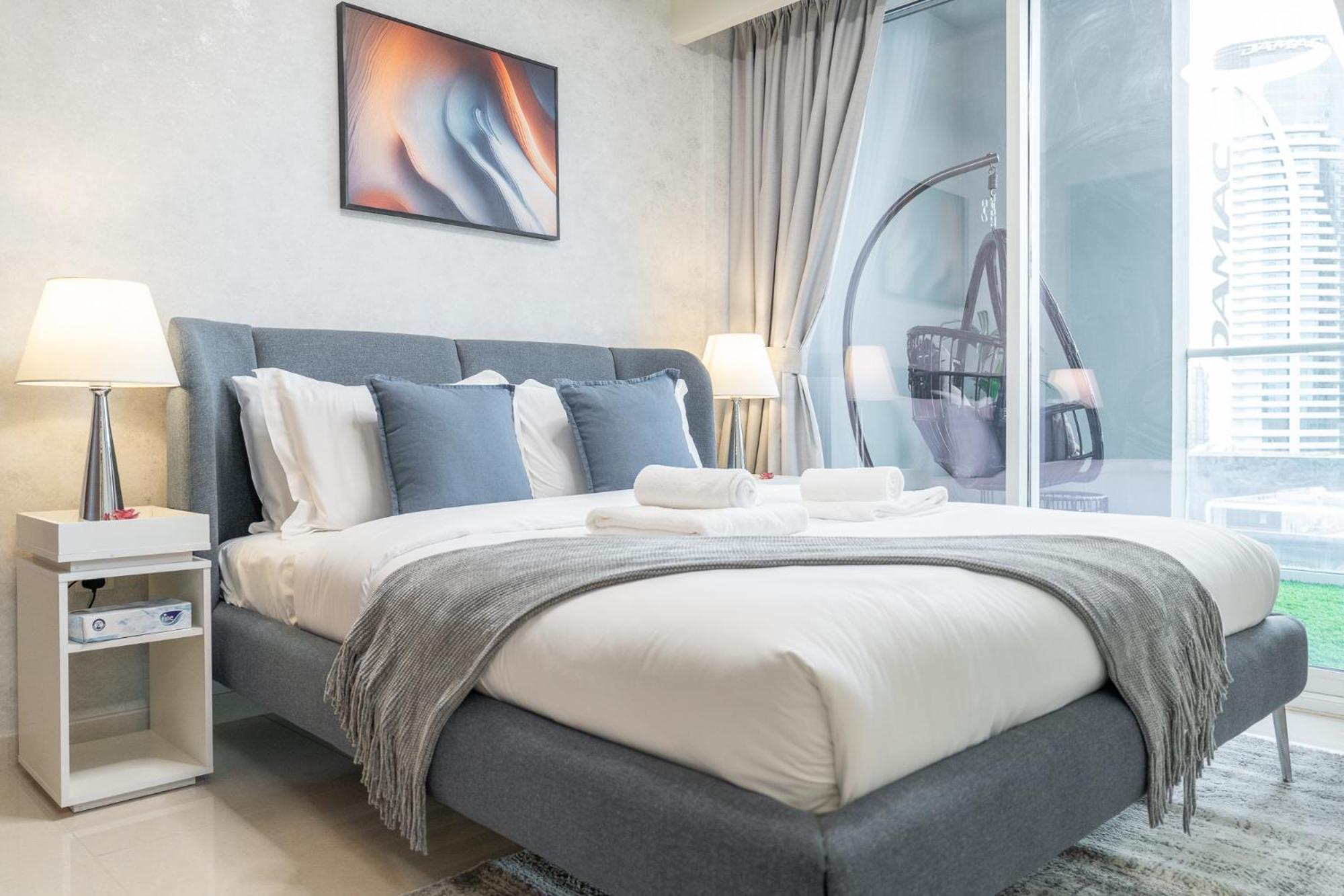 Burj View - Chic 2br - 5min Mall Canal Apartment