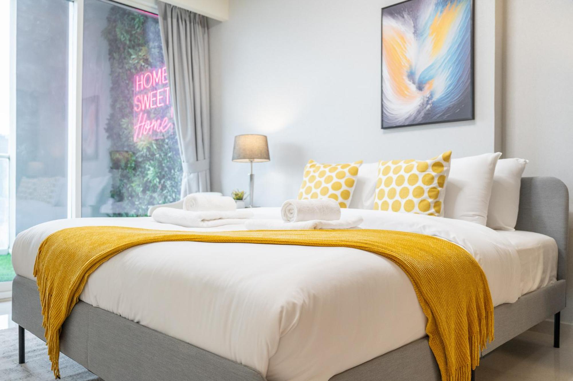 Burj View - Chic 2br - 5min Mall Canal