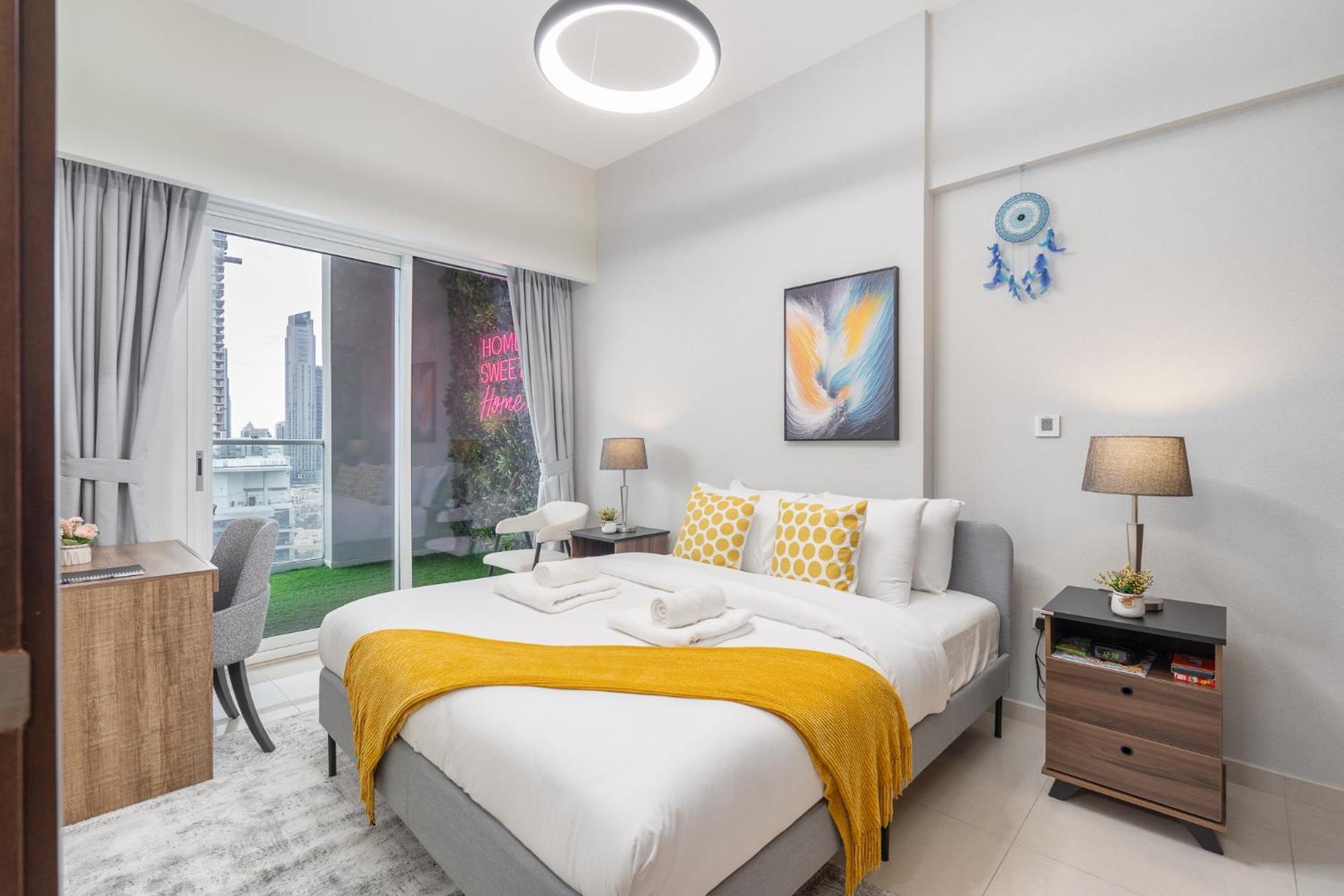 Burj View - Chic 2br - 5min Mall Canal Apartment