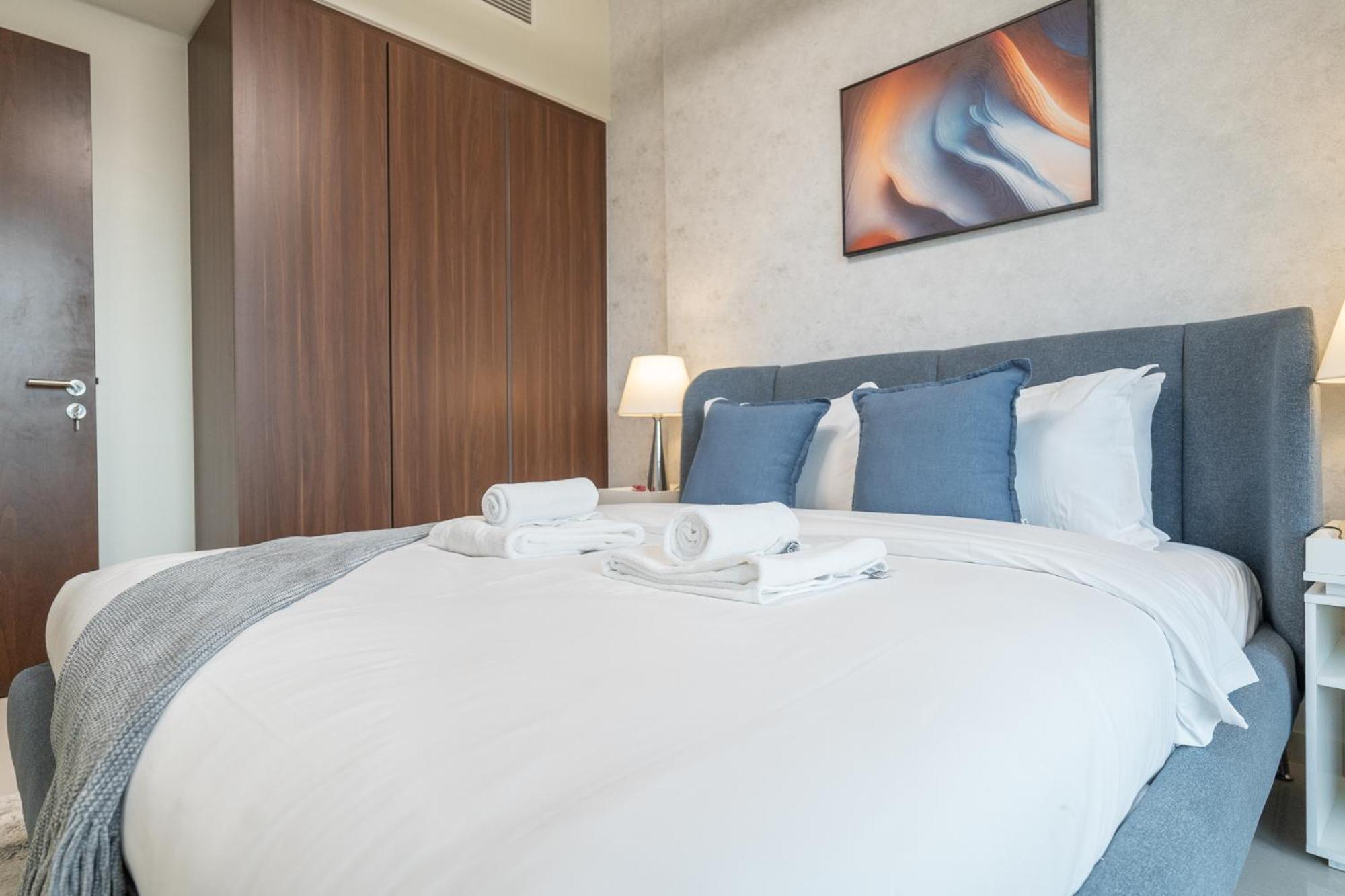 Burj View - Chic 2br - 5min Mall Canal