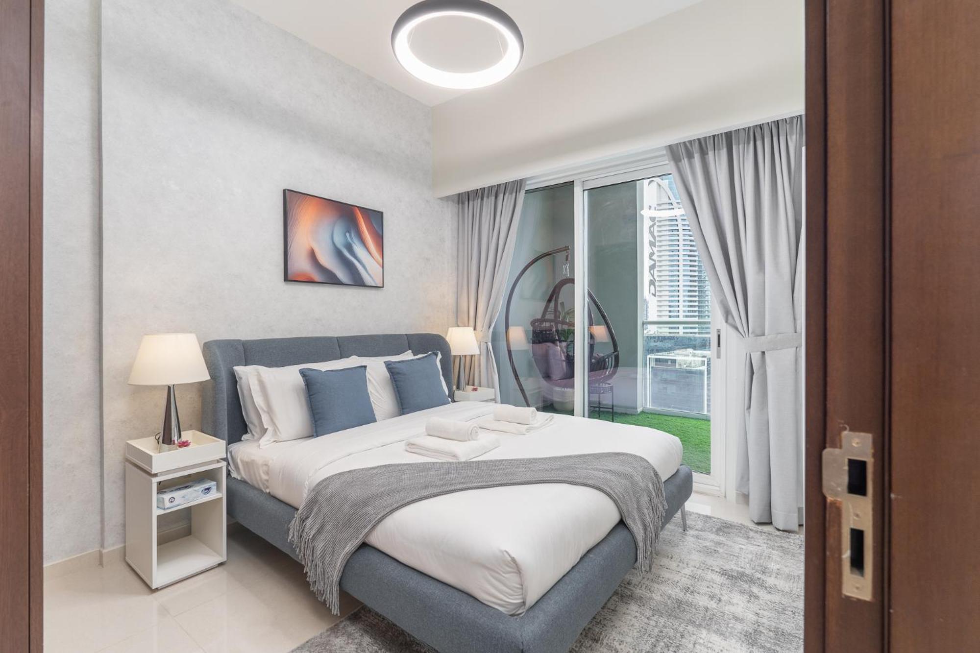 Burj View - Chic 2br - 5min Mall Canal Apartment