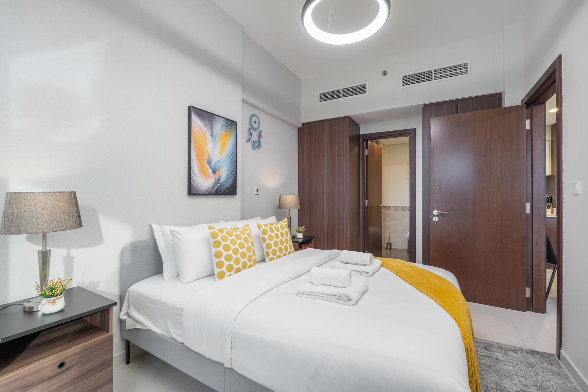 Burj View - Chic 2br - 5min Mall Canal Apartment Dubai