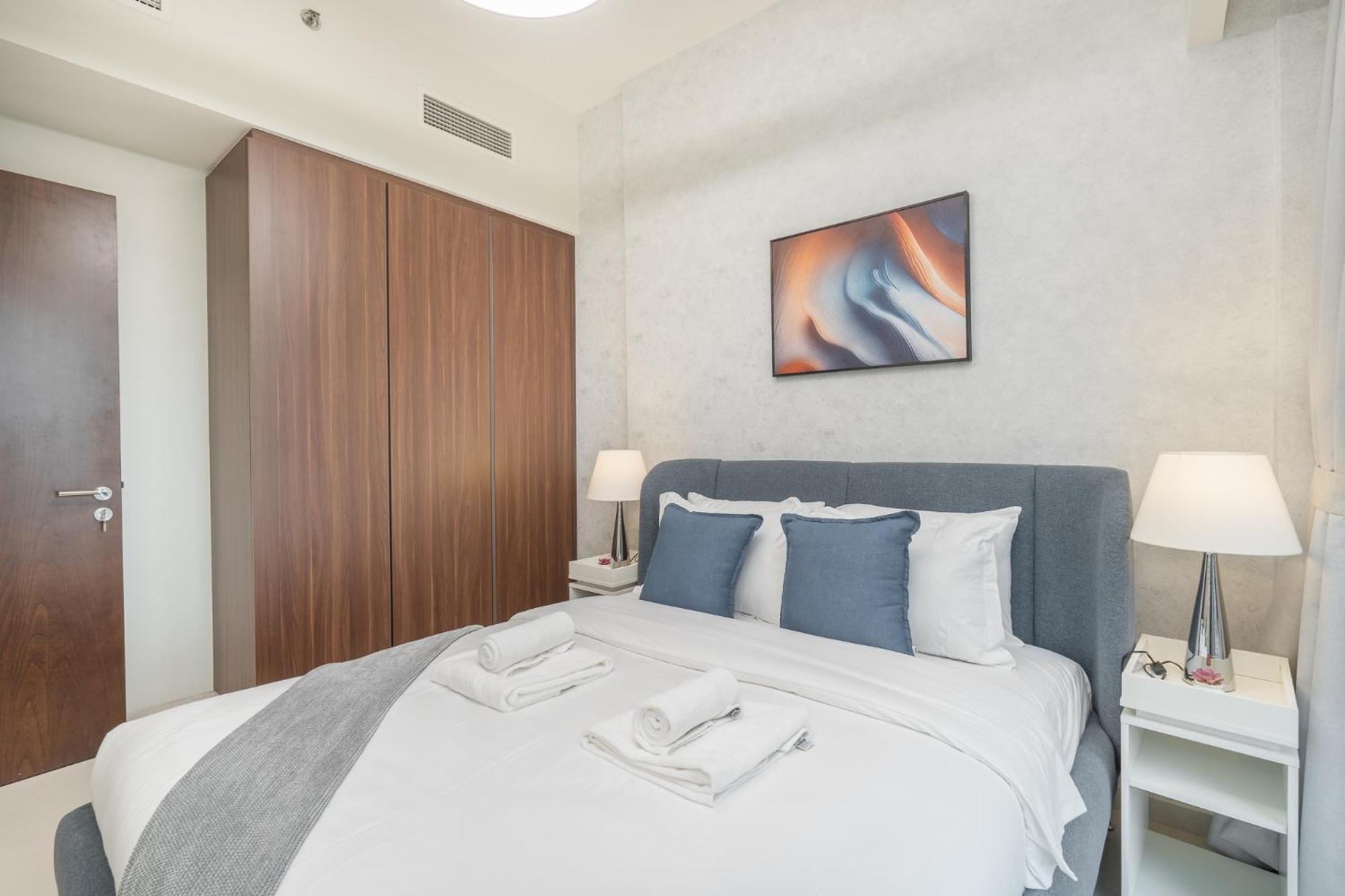 Burj View - Chic 2br - 5min Mall Canal Dubai