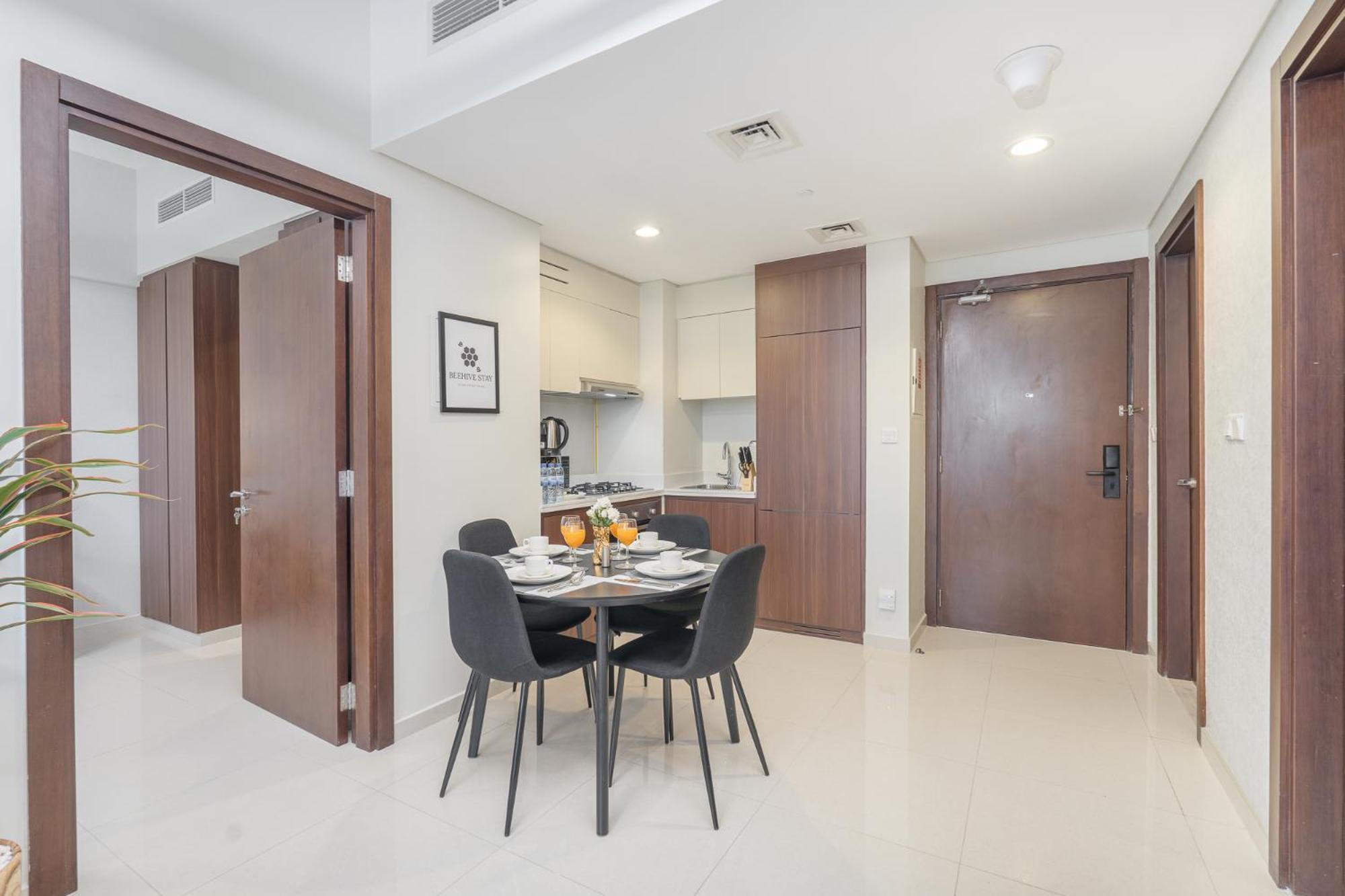 Burj View - Chic 2br - 5min Mall Canal Apartment Dubai