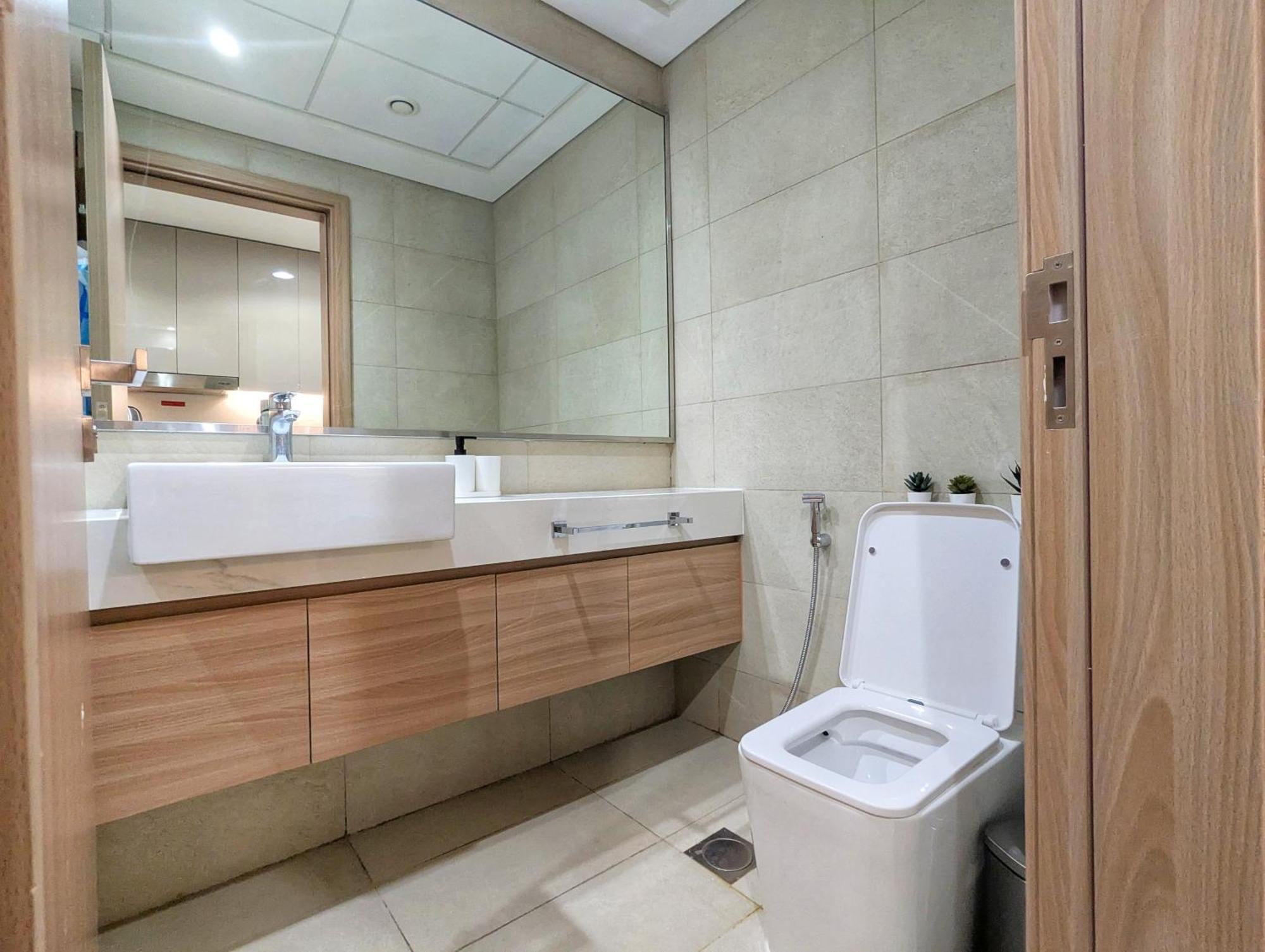 Fully Furnished Modern Nearby Meydan Racecourse Apartment *