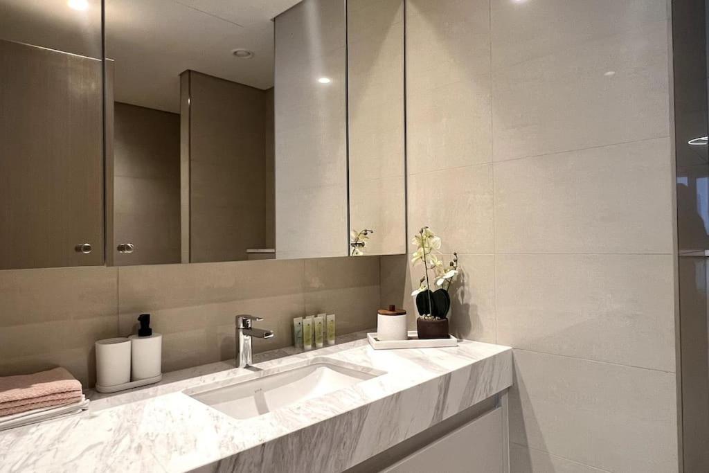 Apartment Lux I Full Burj View - 1 Min Mall *