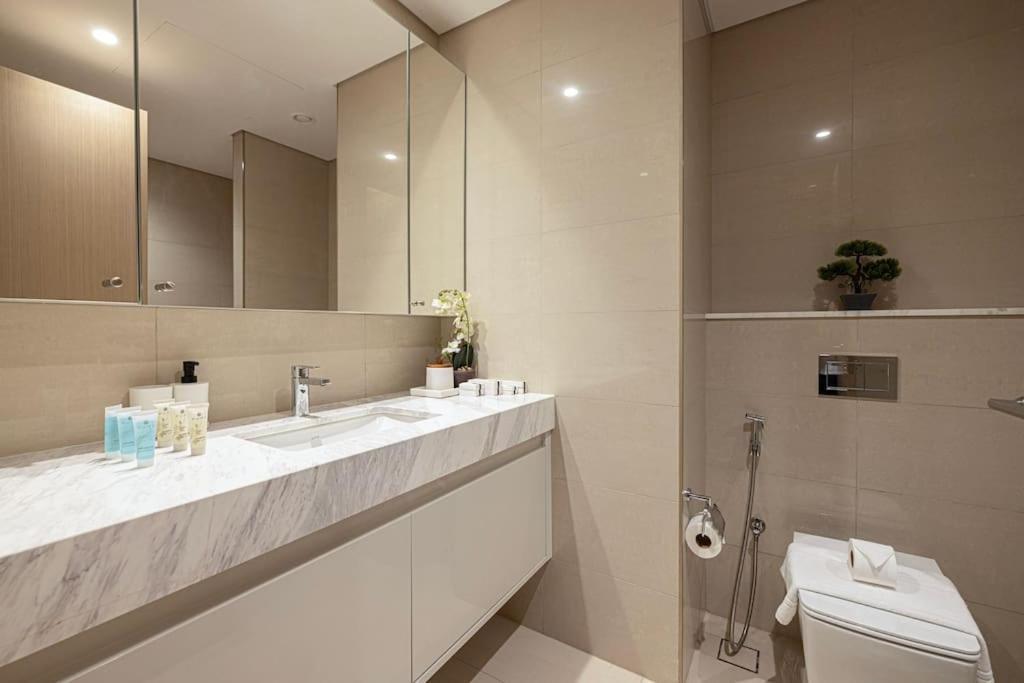 Apartment Lux I Full Burj View - 1 Min Mall Dubai