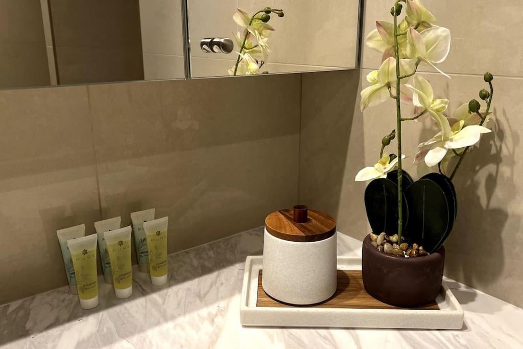Lux I Full Burj View - 1 Min Mall Apartment